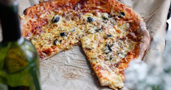 Domowa pizza na chrupiącym cieście