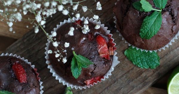 Kakaowe muffinki z truskawkami i lukrem limonkowym